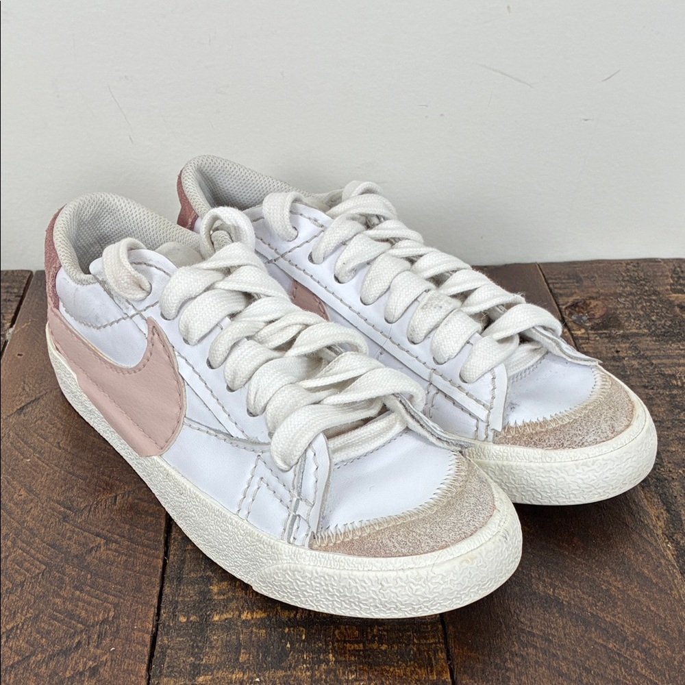 Nike Women's 5.5 Blazer Low '77 Jumbo Sneaker White/Pink Oxford Rose Whisper